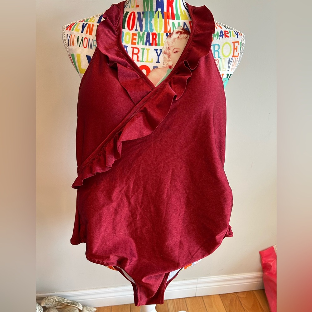 NWT Cupshe Burgandy Ruffled Women's One Piece Swimsuit w/built in bra